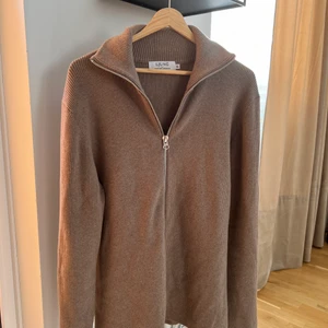 LJUNG By Marcus Larsson  - En zip från LJUNG som bara vart ett tillskott som ej används. Passar dig som har storlek L. Nypris 1400kr