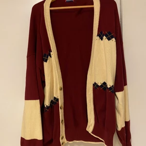 Kofta - Swiftie vibes - Hur fin kofta som helst, men jag använder den aldrig. Vinröd, gul och svart, mest vinröd (ryggen är utan mönster)