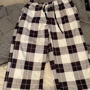 Trendiga rutiga byxor storlek S/M - Säljer dessa trendiga och ur snygga byxorna eftersom att jag tyvärr inte använder dem.