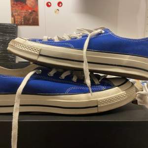 Ett par supercoola blåa Converse Lows. Jag säljer dessa eftersom de har blivit för små för mig. Nypris ligger på 500-1000:- men mina är sparsamt använda så jag säljer de billigt! Kom dm vid frågor eller intresse!