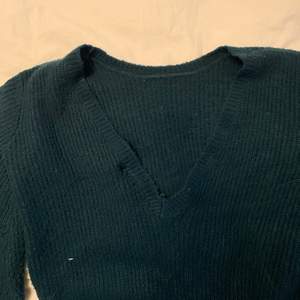 Stickad tröja från Linn Ahlborgs kollektion för nakd för några år sen! Är aldrig använd och är en mörk grön/blå färg! Storlek S 