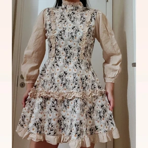 En fin ljusgrå sommarklänning - Ljusgrå sommarklänning med blommönster i ny skick.