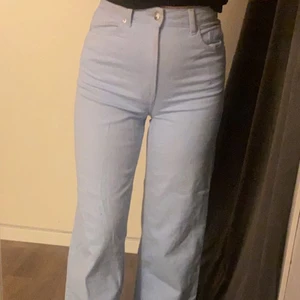 Jeans - Säljer dessa babyblå jeans från hm då det inte kommer till någon användning💕