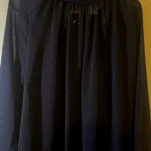 En tröja från Lindex, minns inte hur mycke den köptes för men säljer den för 130 kr, köptes i 2XL för den ska passa som en klänning, köparen står för frakten.