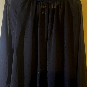 Lindex tröja - En tröja från Lindex, minns inte hur mycke den köptes för men säljer den för 130 kr, köptes i 2XL för den ska passa som en klänning, köparen står för frakten.