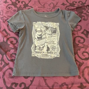 Grå t shirt - En grå t shirt, använd ett par gånger.