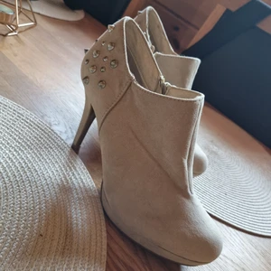 Klackskor - Strl 38. Oanvända. Testade inomhus.  Beige 