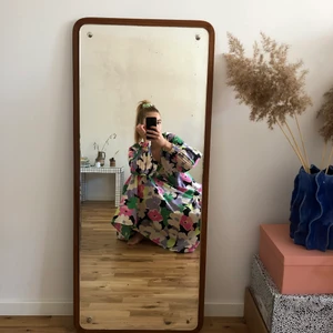 Blommig klänning  - Storblommig maxiklänning i de finaste av färger. Detta är en riktig show piece, får alltid kommentarer när jag bär denna. 100% bomull. Köpare står för eventuell fraktkostnad. Swish is queen🌸🌻🍇☂️🍏🥝☁️