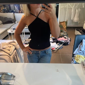 svart topp från zara - så snyggt ribbat linne som går att ha på två olika sätt !! så snyggt och trendigt!! kan posta samma dag:)❤️