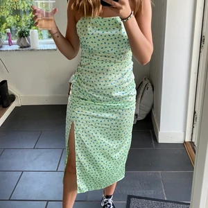 Zara klänning  - Säljer denna populära klänning från zara då den ej kommer till användning längre 🙌🏼 