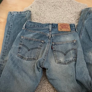 501 Levis jeans - Säljer mina favoritjeans då dom blivit för små. Köpta på folded vintage för 1399 och passar någon som normalt har xs eller 23 eller 24 i jeans! Dock har de en fläck som ej går bort i tvätten, därav priset! (är 170cm)