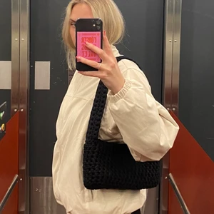 Virkade handväskor!  - Hej! Jag virkar fina handväskor och gör gärna på beställning! Skriv ett meddelande om vilken färg och storlek som önskas så fixar jag det 😊 Den mindre storleken på sista bilden kostar 250kr och de större på första och andra bilden kostar 400kr (mer garn och tid krävs). Frakt tillkommer. 💖