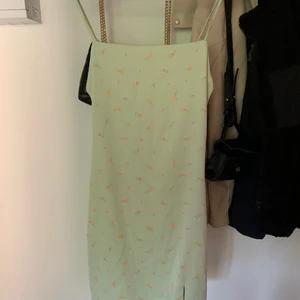 Klänning - Superskön och fin klänning som inte kommit till användning! I priset ingår frakt🤩