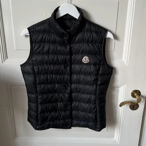 Moncler väst i Stockholm - Knappt använd tunn moncler väst i svart, perfekt för våren och tidig höst!😍 Västen är i jättefint skick och har fungerande knappar samt dragkedjor.  Kan mötas upp i Stockholm!👍🏼 