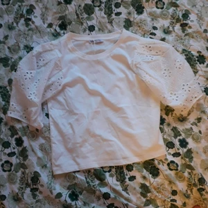 Zara topp - Säljer denna zara tröja i storlek S. Den är endast provad och har ett jätte fint mönster på ärmatna, köpt för 199 och säljes för 150 inklusive frakt, tveka inte att kontakta mig om ni undrar något:)