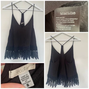 Urban Outfitters, svart linne med spets - Köpt för 1000 år sedan på Urban Outfitters. 15-åriga jag hade nog svimmat av med vetskapen att jag säljer den här för 50 spänn, var en stor utgift för ett studiebidrag och var då det SNYGGASTE JAG SETT!! Oversize-fit