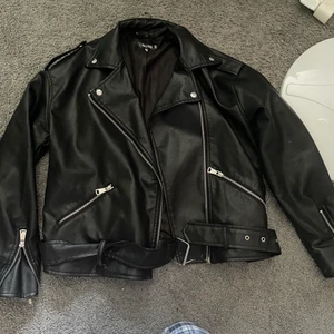 Skinn jacka - Skinnjacka från Nelly. Som nyskick