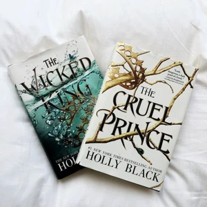 Cruel Prince och wicked king - Säljer nu mina älskade böcker❤️‍🩹  Båda två för 100 + frakt. Tyvärr dyr frakt då böcker väger en del… klicka gärna ”köp nu”!☀️  Cruel prince är läst en gång, annars orörda då jag har flera av samma bok!! Det är bara att skriva vid frågor eller annat🤷🏻‍♀️