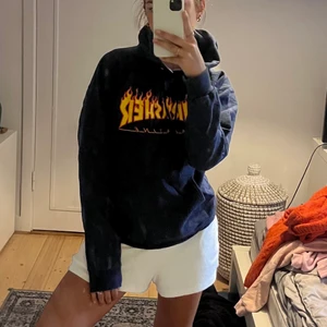 Thrasher hoodie!! - Thrasher hoodie i blå färg. Nypris: 899kr Givetvis äkta, vet ej storlek men skulle uppskatta den till S/M🫶🏻 Fint skick ❤️‍🔥 OBS: smutsig spegel, ej smutsig tröja