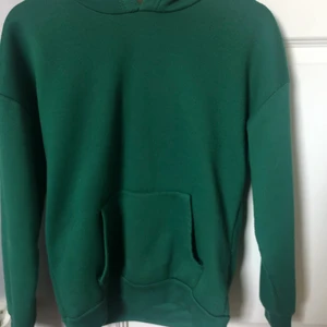 Hoodie  - Fin grön hoodie. Endast lite noppring men inget man tänker på❤️