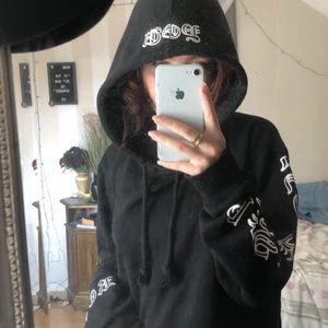 Kroppad hoodie från bikbok  - Svart kroppad hoodie från Bikbok i storlek M. Bra skick. Kunden står för frakten och kan mötas upp i Helsingborg på veckodagar, annars Ängelholm