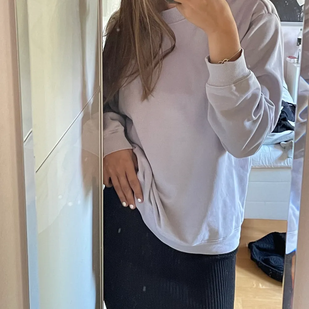 En ljuslila sweatshirt från monki storlek S . Tröjor & Koftor.