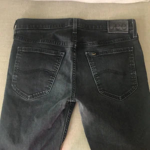 Lee jeans - Svarta low/midrise jeans från Lee! Det är herrmodell men funkar lika bra på tjejer❤️ bra skick midjemått: 86cm Innerbenslängd: 81cm ANVÄNDER EJ FUNKTIONEN FRAKT 63KR 