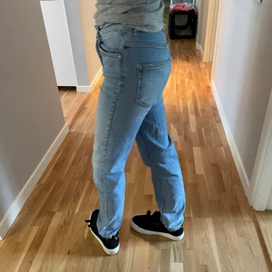 Jeans - Jättefina gina jeans i stl 32, knappt använda💕