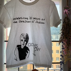 T-shirt - Söt t-shirt med tryck på i storlek S köpt på depop för 300kr💕