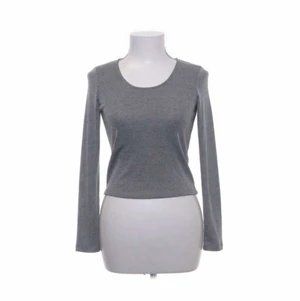 Grå tröja i XS - Den är köpt på h&m och har inte använt ☺️