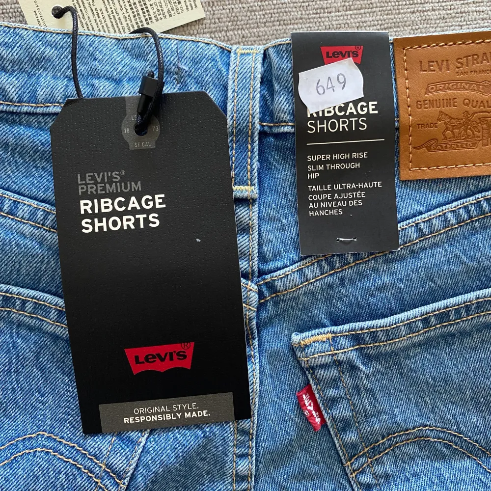 Helt nya oanvända Levi’s Shorts i storlek 25! De köptes för 649 men jag säljer dem för 500 🥰 Hör av er om ni vill ha fler bilder så skickar jag mer än gärna. Shorts.