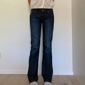 Medelhöga bootcut jeans i storlek 31. Innerbenslängden: 88 cm Midjemått: 82 cm (41 tvärs över) Hör av dig vid frågor <3