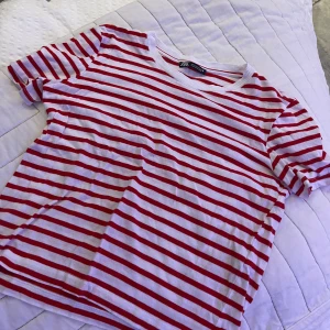 Randig T-shirt  - Röd Vit randig tröja från Zara storlek xs