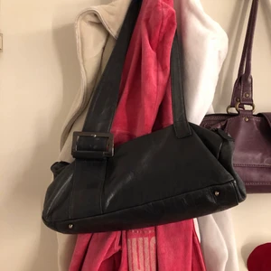 Väska - Skit snygg valentino väska (vet inte om den e äkta) 