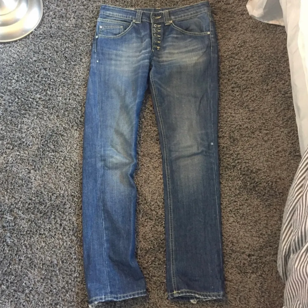 Raka dondup jeans, storlek 30w, bra skick överlag! . Jeans & Byxor.