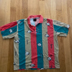 T shirt med tryck - Cool tröja med krage och knappar. Tryck av kaffekoppar. Vintage.