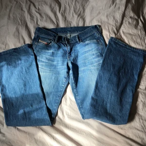 Lågmidnajde diseljeans  - Köpte dessa byxor för ett tag sedan men de har tyvärr inte kommit till användning. De är i fint skick. De passar  bra på mig som är 167 cm. Midjemått 82 cm.💘 köp direkt för 300. Köparen står för frakt❤️