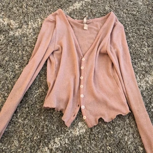 Kofta  - Cute rosa kofta, tvättar innan jag skickar,🤍 Köpte den förra året men har använt den Max 10 gånger, Köpte för 140kr Köparen står för frakten🤍