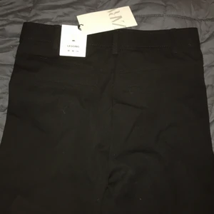 Kostymbyxor - Helt nya kostymbyxor från zara. Dom är i storlek M men lite små i storlek. 