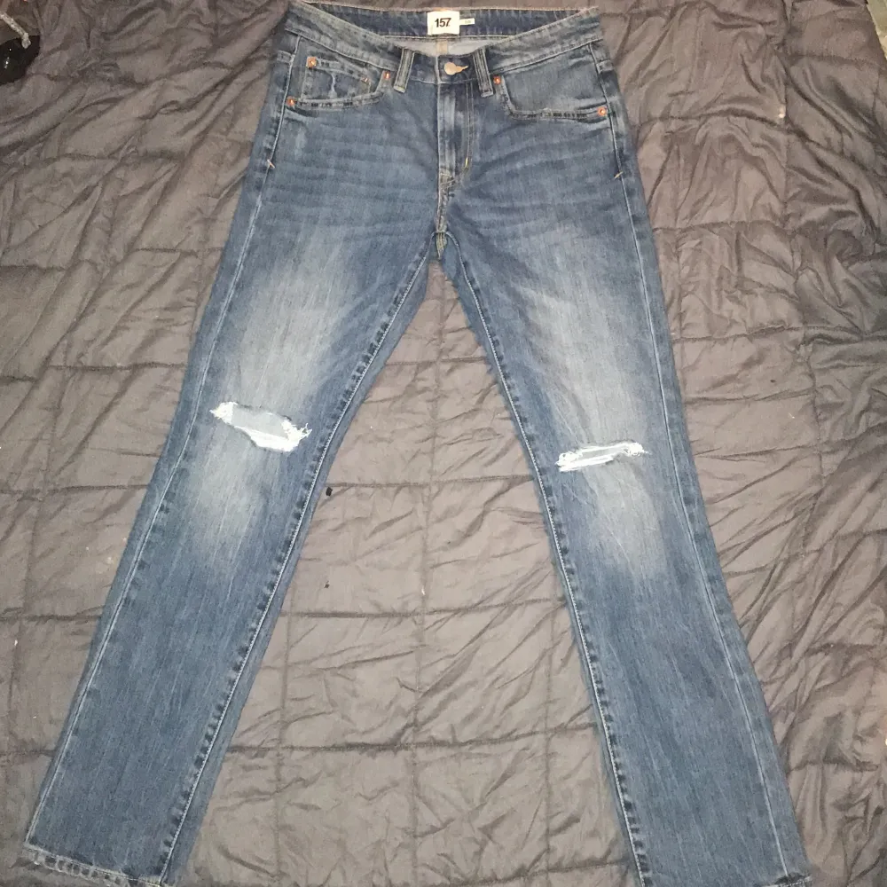 Lågmidjade straight jeans från lager 157. Dom är helt oanvända då dom är för korta på mig. W30 L32 men lite små i storlek så mer W29. Passar folk runt 162-169 ungefär. . Jeans & Byxor.