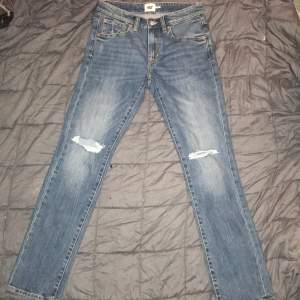 Lågmidjade straight jeans från lager 157. Dom är helt oanvända då dom är för korta på mig. W30 L32 men lite små i storlek så mer W29. Passar folk runt 162-169 ungefär. 