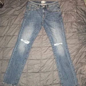 Lågmidjade jeans - Lågmidjade straight jeans från lager 157. Dom är helt oanvända då dom är för korta på mig. W30 L32 men lite små i storlek så mer W29. Passar folk runt 162-169 ungefär. 