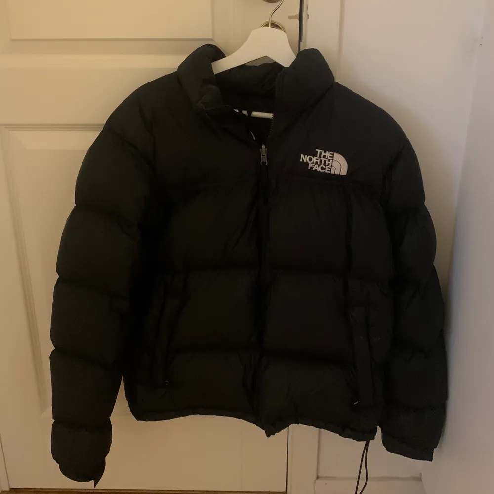 Tänkte sälja min north face jacka. Dom va väldigt populära i vintras. Dene i bra skick. På bild tre kan ni se en tråd som hänger med dragkedjan. Finns ej på andra sidan. Köpt för ca 3800 på north face egna sida! Kom priv för frågor💓 pris kan diskuteras . Jackor.