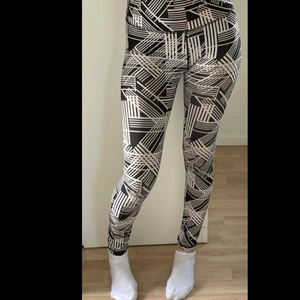 Träningsbyxor  - Ett par träningsbyxor från stadium. Storleken står det är 146/152 men för mig som är storlek XS/32 passar de perfekt.