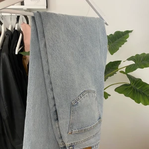 Snygga långa jeans från gina - Säljer ett par jeans från gina då de inte riktigt längre är min stil. Passar perfekt på mig som är 178