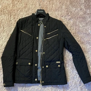 Jacka från rockandblue - Höst/vårjacka från rockandblue, knappt använd, fint skick. Säljer då den inte kommer till användning. Köparen står för frakt 