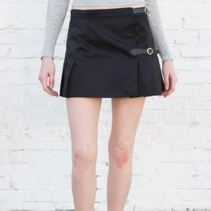 Brandy melville Kjol -  Dana buckle skirt från brandy melville, endast använd 1 gång! Säljer för den inte kommer till användning 💕 Skriv för egna bilder!  