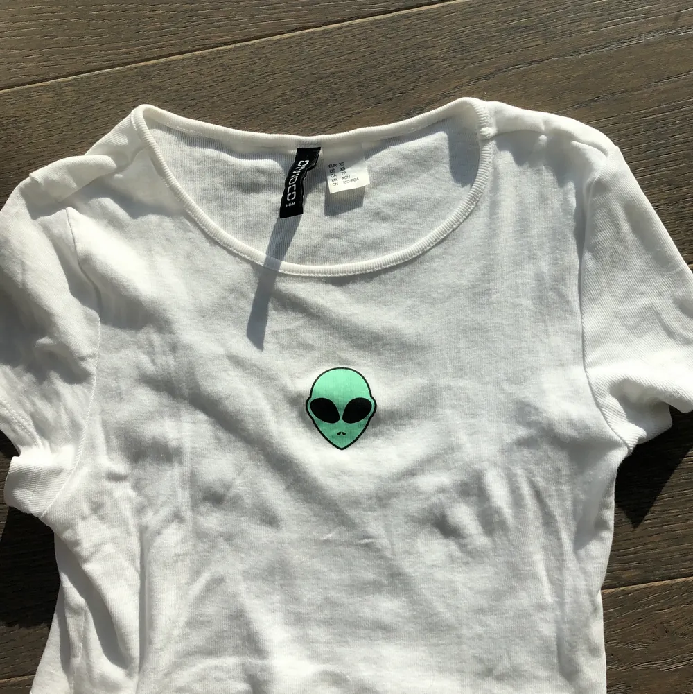Söt alien tröja som tyvärr för liten. Storlek XS från H&M! Använd ett få tal gånger bra kvalitet 🫶. Toppar.