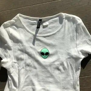 Söt alien tröja som tyvärr för liten. Storlek XS från H&M! Använd ett få tal gånger bra kvalitet 🫶