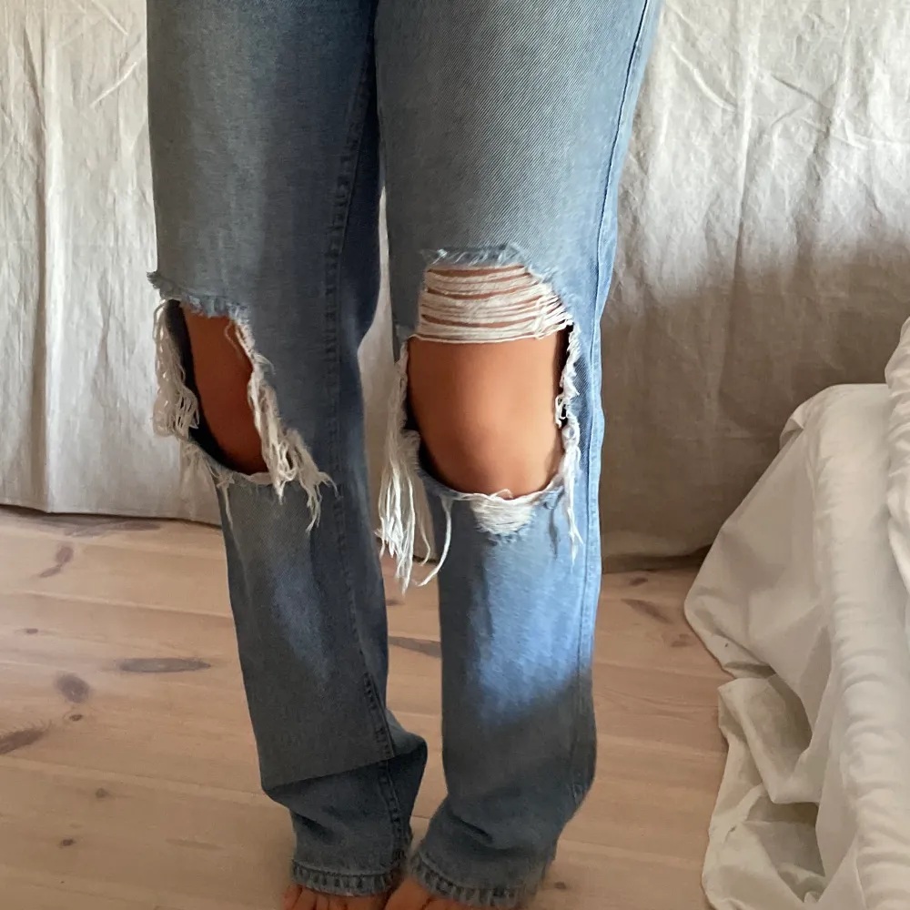 jeans med hål på knäna från na-kd. skulle säga att de passar bäst på någon som är ca 165cm. highwaist, storlek 32. frakt tillkommer💕. Jeans & Byxor.